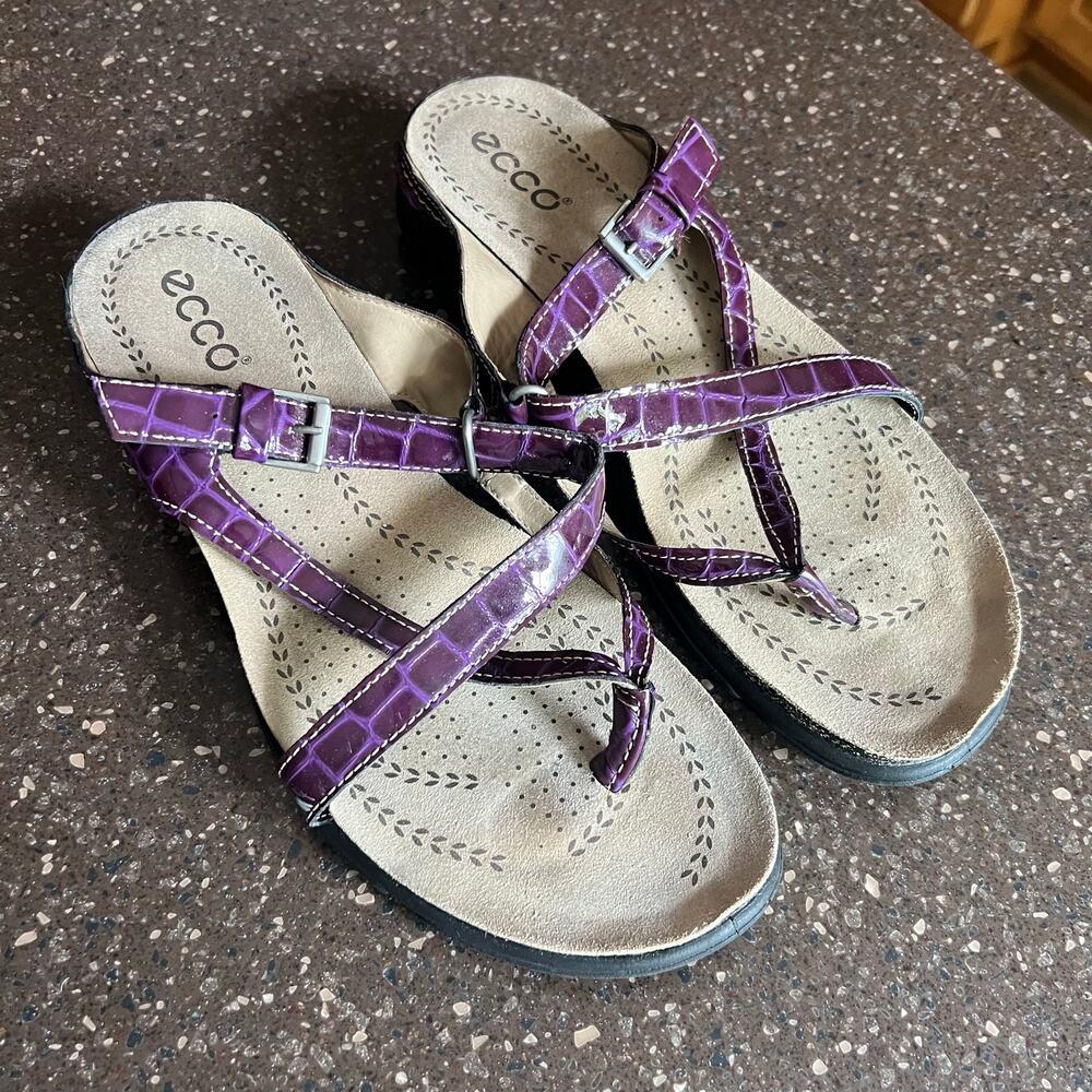 Ecco Thong Sandals Purple Embossed Snake Print Patent Leather Size 38 US 8 - 8.5